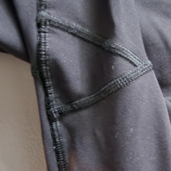 Lululemon cropped leggings with mesh detail - Picture 6 of 6